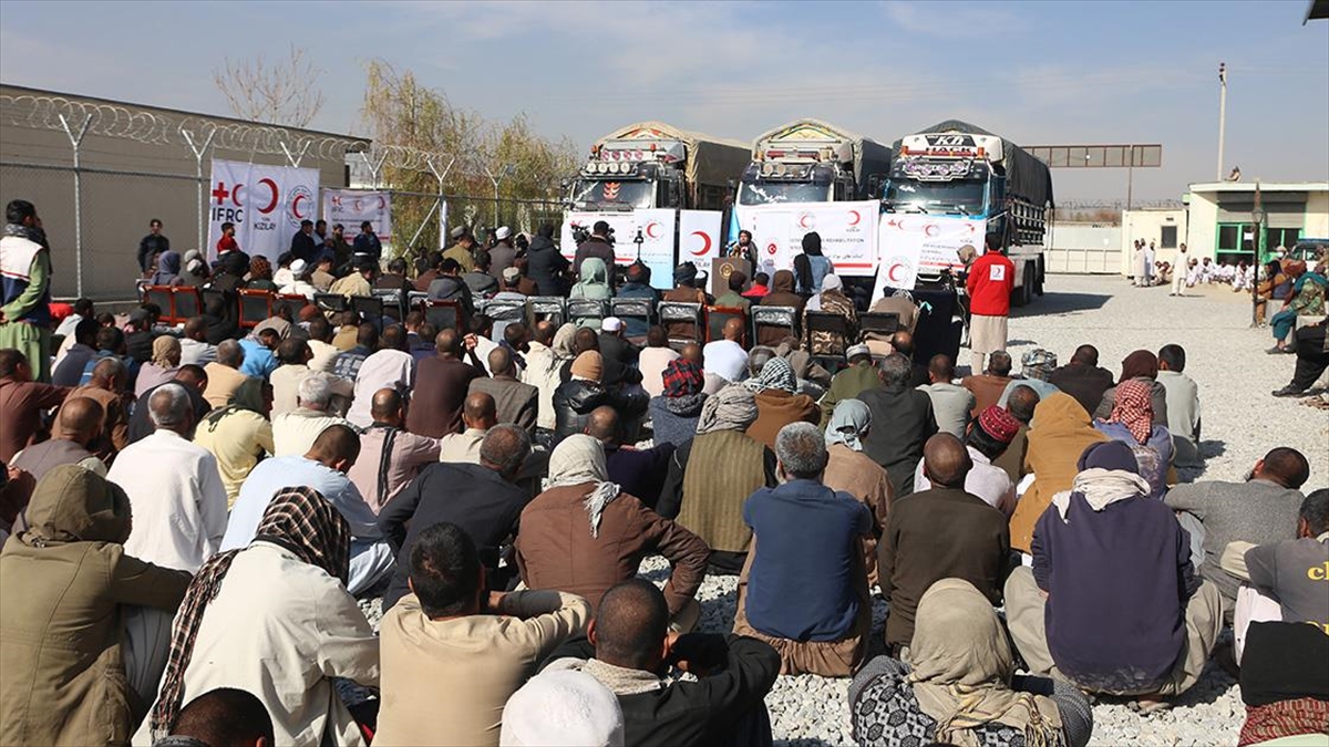 Türk Kızılaydan Afganistan’da madde bağımlılarının tedavi merkezine gıda ve battaniye desteği
