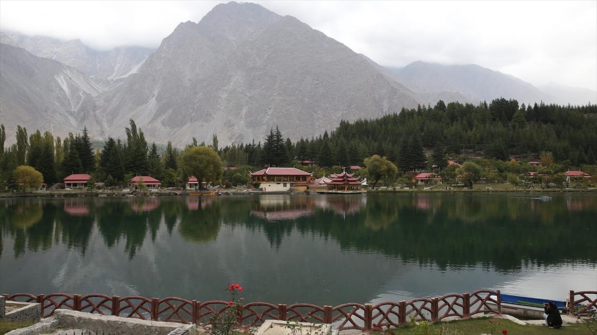 Himalaya Dağları’nın eteklerindeki saklı cennet: Şangrila Gölü