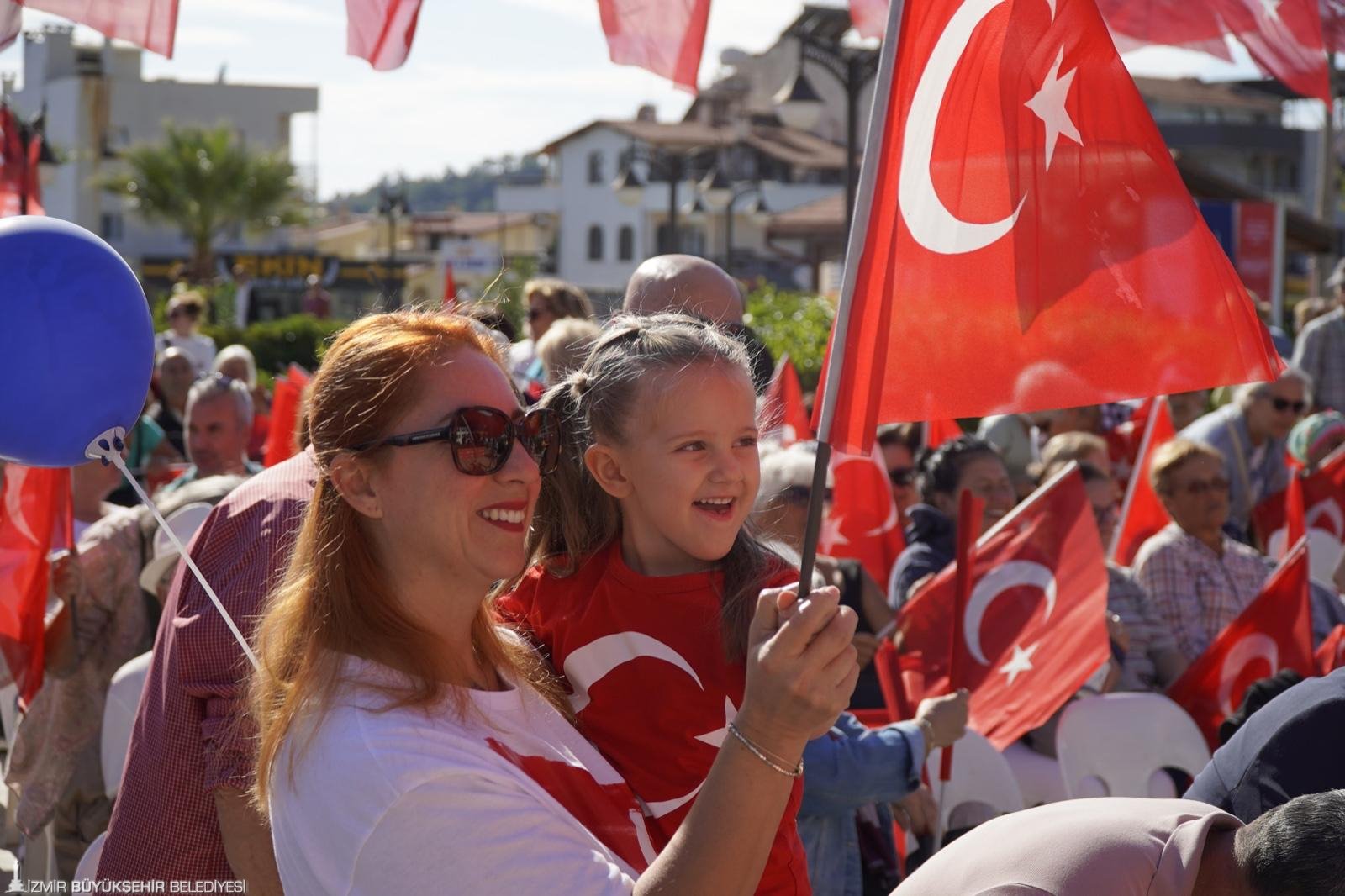 İzmir’de en büyük bayrama en görkemli kutlama