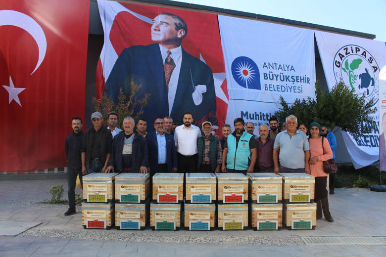 Büyükşehir’den Gazipaşalı arıcılara kovan desteği