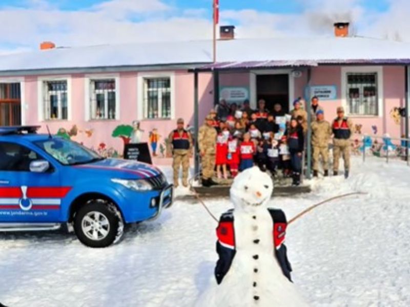 Ardahan İl Jandarma Komutanlığı Ekipleri, Çocukların Kar Sevincine Ortak Oldu