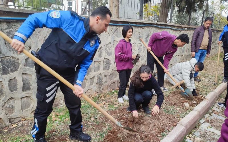 Kilis Polisi ve Öğrenciler Geleceğe Fidan Dikti