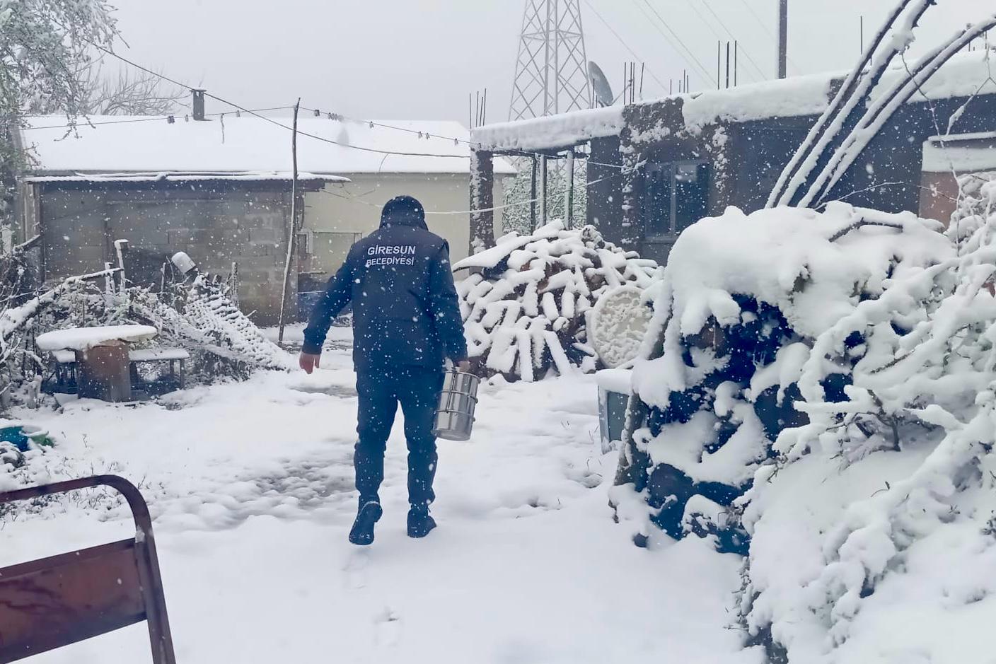 İhtiyaç Sahibi Ailelere Sıcak Yemek Ulaştırılıyor