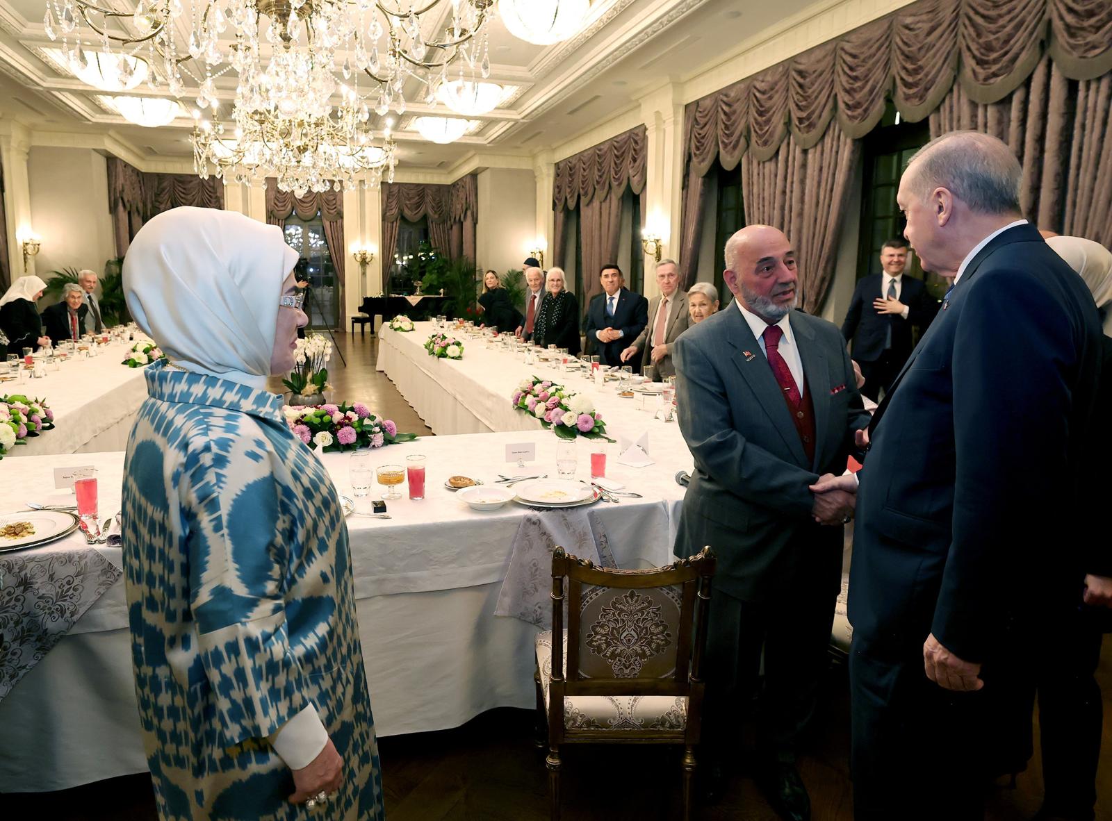 Cumhurbaşkanı Erdoğan’dan eşi Emine Erdoğan’ın yaşlılarla iftarına sürpriz ziyaret