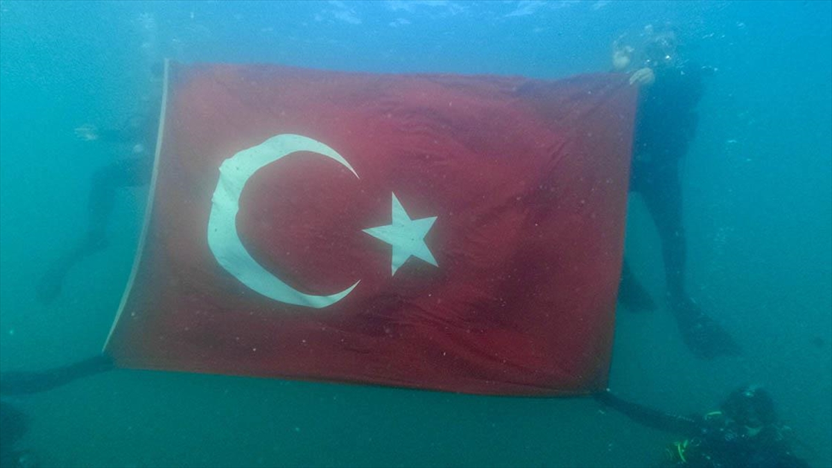 Dalgıçlar Van Gölü’nde Türk bayrağı açtı