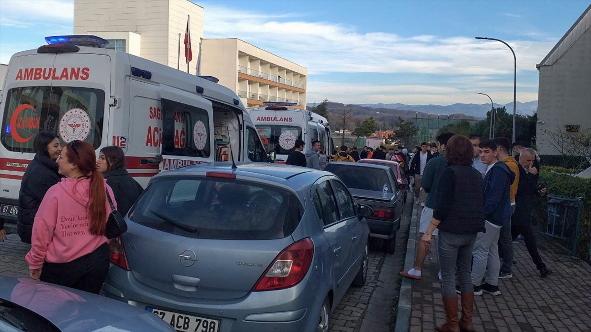 Zonguldak’ta 34 öğrenci gıda zehirlenmesi şüphesiyle hastaneye kaldırıldı