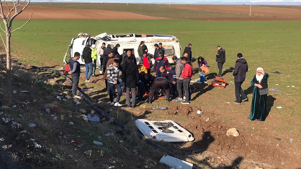 Diyarbakır’da yolcu minibüsünün devrildiği kazada 1’i ağır 15 kişi yaralandı