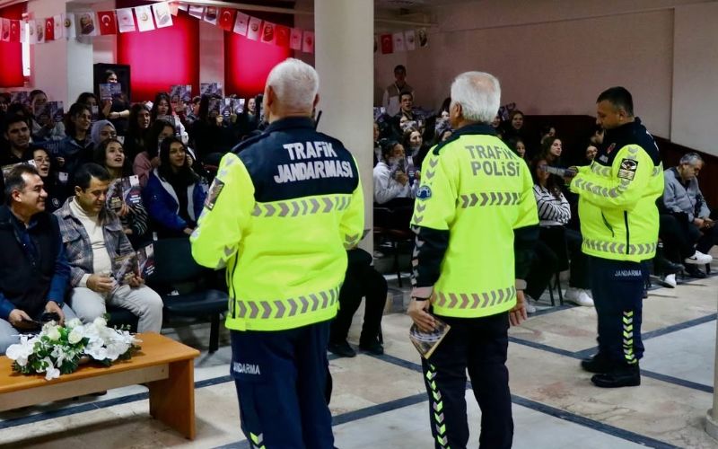 Muğla’da Jandarma Ekiplerinden Öğrencilere “Kaskın Kapalı, Yolun Açık Olsun” Eğitimi Verildi